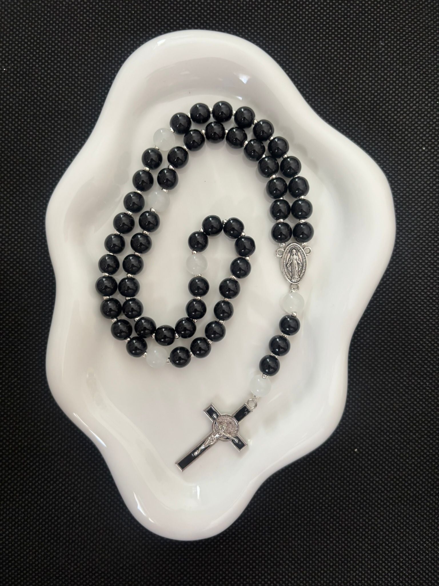 Chapelet Artisanal – Onyx Profond & Éclat Givré