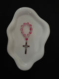 Dizainier Artisanal – Perles Roses & Croix Émaillée Rouge