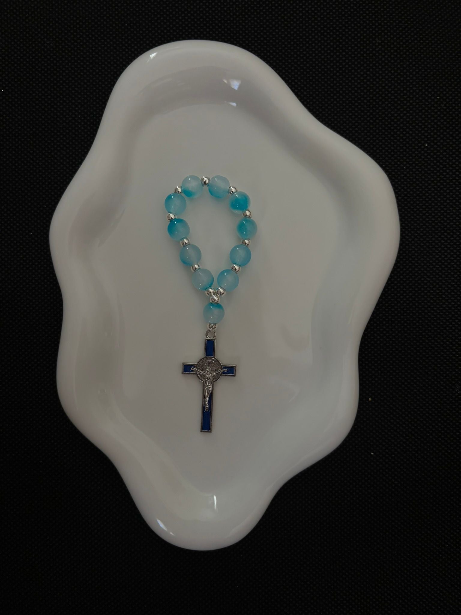 Dizainier "Jardin de Roses" – Éclat de Quartz & Croix Précieuse